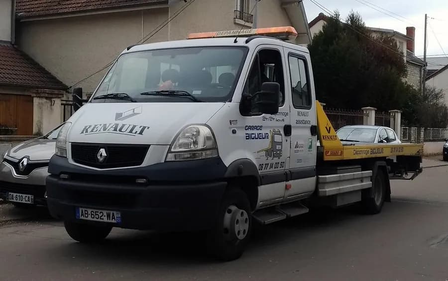 Oto kurtarma çekicisinin kayar platformuna yüklenmiş hasarlı otomobil