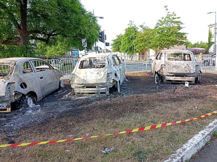 Yangın sonrası tamamen yanarak metal karkasa dönüşmüş, boyası soyulmuş üç otomobil yol kenarındaki çimenlikte